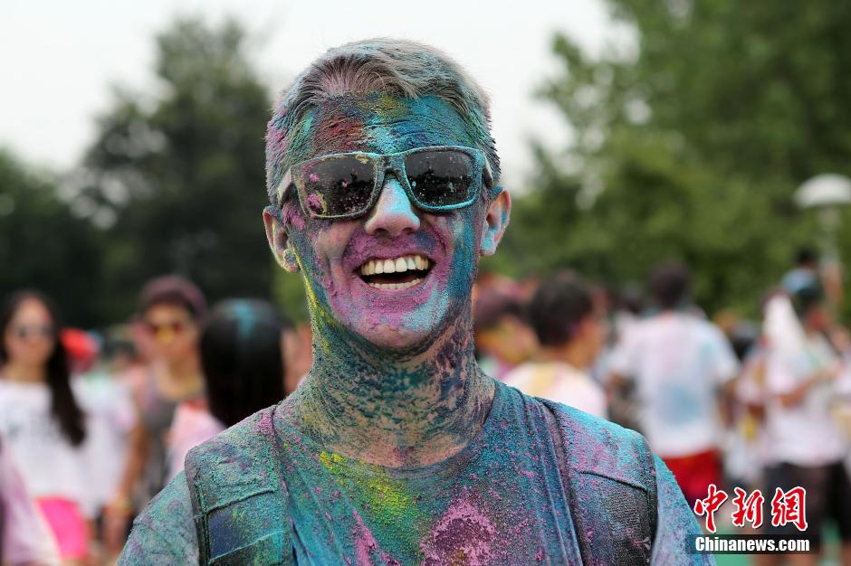 7月19日,參加彩虹跑的年輕人沖向終點后合影。