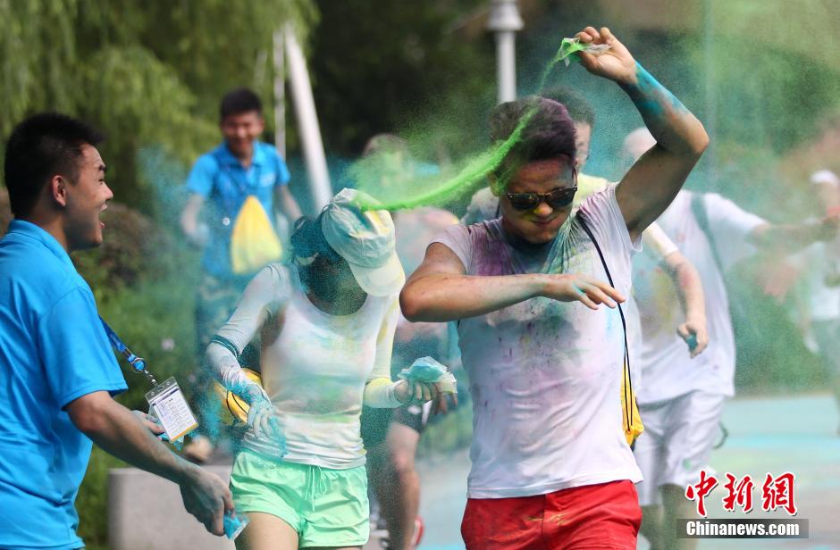 7月19日,參加彩虹跑的年輕人沖向終點后合影。