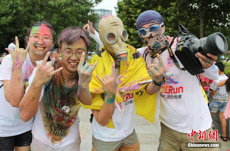 7月19日,參加彩虹跑的年輕人沖向終點后合影。