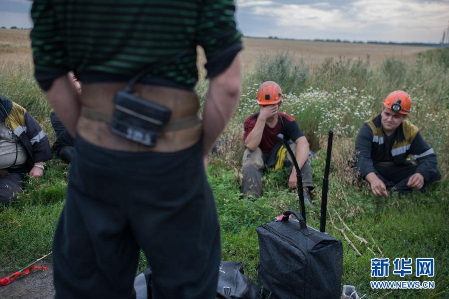 7月19日,在烏克蘭頓涅茨克州馬航MH17航班的墜毀現(xiàn)場附近,幾名礦工志愿者在休息。