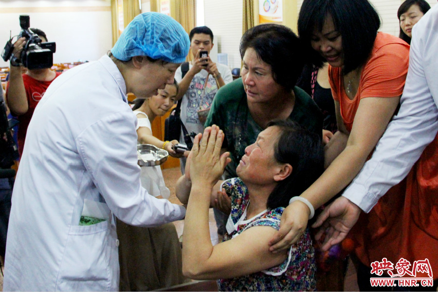 當?shù)弥↓埬X部的鋼針成功取出，馮書想的情緒有些激動。