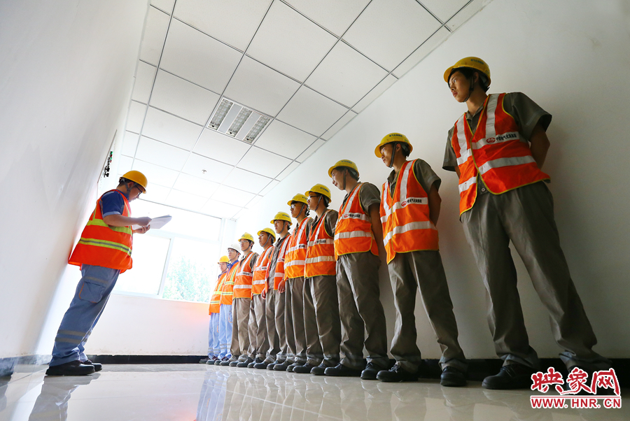 檢修前，班長(zhǎng)需要向大家提醒工作要點(diǎn)和安全事項(xiàng)