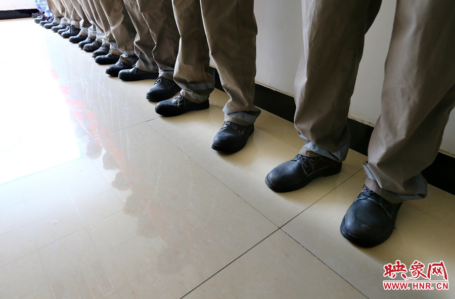 由于工作需要，即使在高溫天氣下也必須穿厚重的絕緣鞋