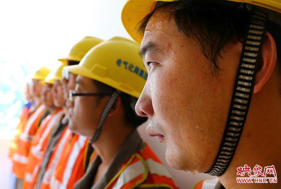 入伏的天氣里，一套工裝穿在身上，即使不動(dòng)也是滿頭大汗