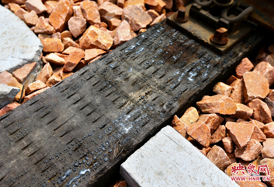 烈日的烘烤下，枕木上的瀝青已經(jīng)被曬化