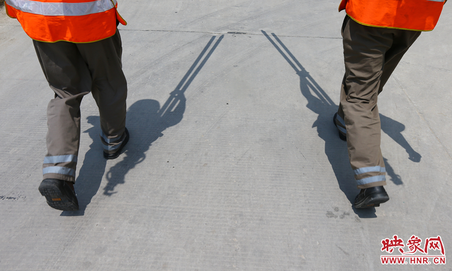 中午時(shí)分，烈日當(dāng)頭，在滾燙的水泥地面上投下了小小的身影