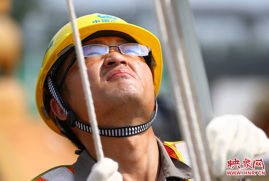 酷暑下，工人師傅的每一個(gè)動(dòng)作都消耗著大量的體力