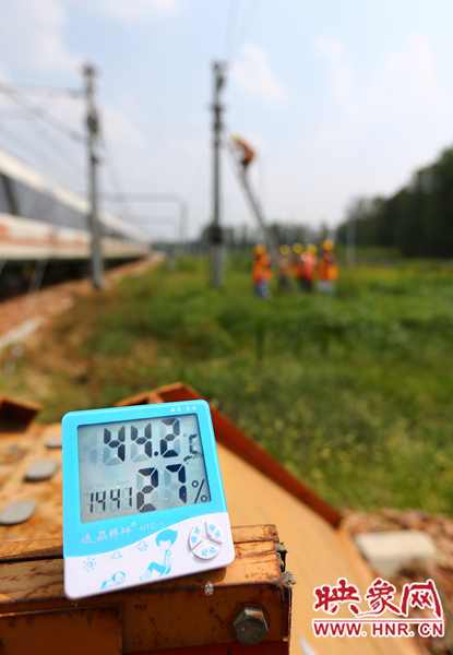 剛開始工作20分鐘，戶外溫度已經(jīng)達(dá)到44.2℃