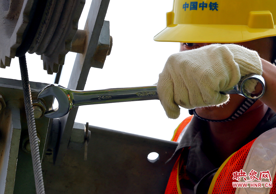 雖然備受高溫的煎熬，但是工作卻是一絲不茍