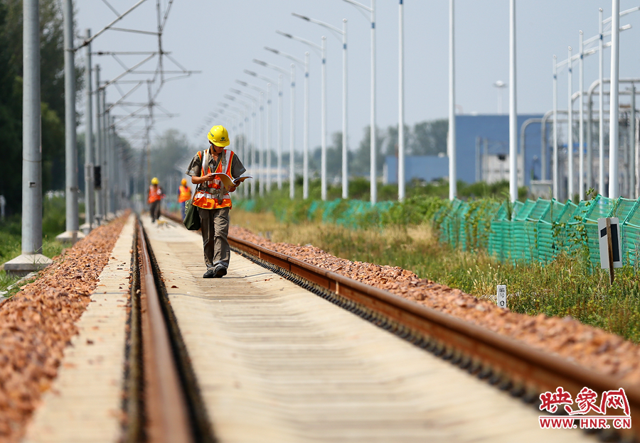 在前往下個(gè)檢修點(diǎn)的路上，還不忘查看工作單