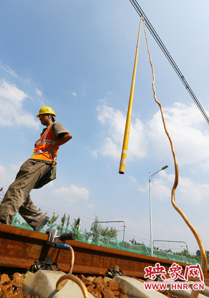 金屬的施工工具，在高溫的暴曬下需要帶上手套才敢觸碰