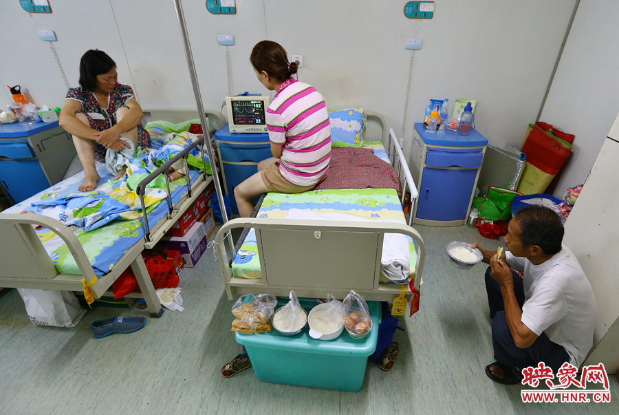 早上八點多，親戚買來了早餐，可是孩子的奶奶和姑姑卻吃不下去