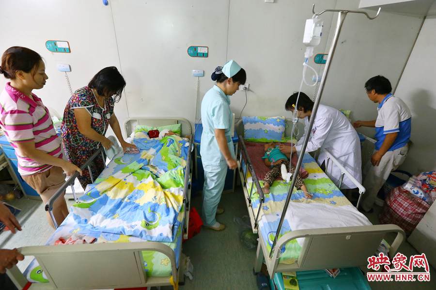 手術(shù)前，畫面右側(cè)的大龍正在接受醫(yī)生的檢查，左側(cè)的小龍還在熟睡。