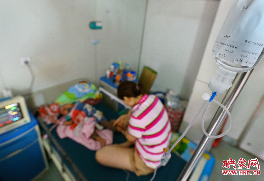 早上7點左右，醫(yī)生為大龍輸液做術(shù)前準備