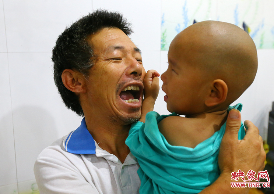 麻醉前，爺爺努力逗著大龍笑，他希望孩子能暫時忘記傷病帶來的疼痛