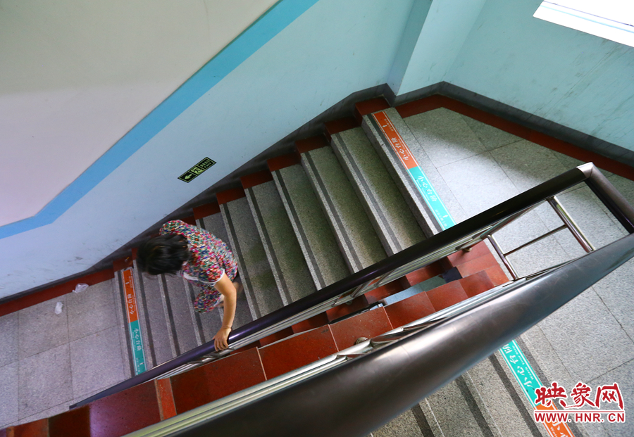 當看到孫子進入手術(shù)室后，大龍的奶奶含著淚離開