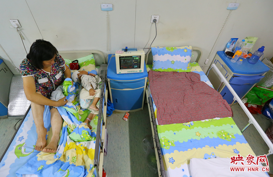 大龍手術(shù)期間，奶奶一直守在小龍身邊