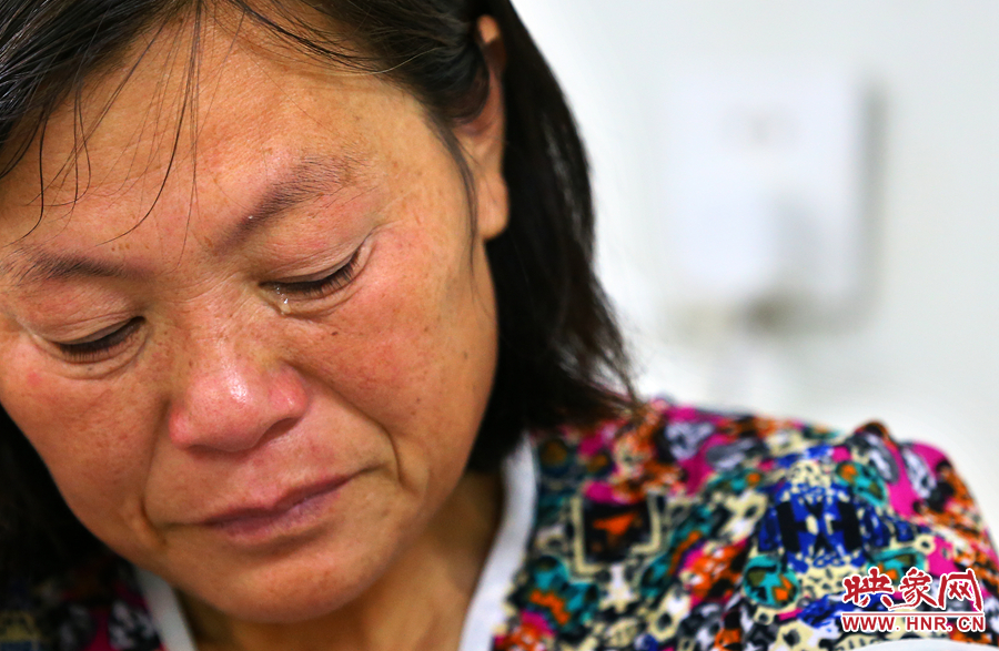 大龍手術(shù)時，等待結(jié)果的奶奶留下了淚水