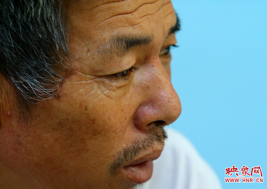 大龍爺爺兩鬢的白發(fā)這兩天好像又多了些，在手術(shù)室外的等待，更是對他內(nèi)心的煎熬。