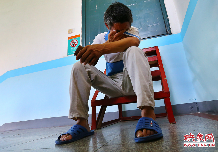 爺爺通過電話告知守護小龍的奶奶，大龍手術(shù)成功后喜極而泣