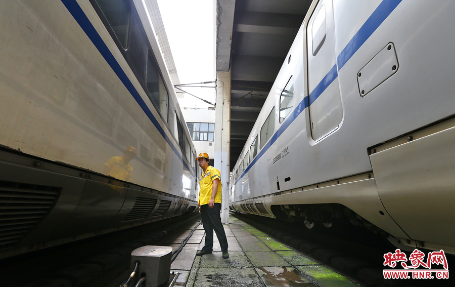 高溫下的河南表情之二:鄭州火車站上水工 高溫下的河南表情之二:鄭州火車站上水工