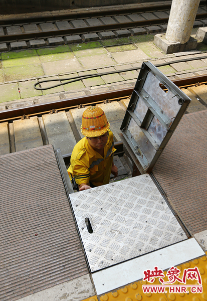 高溫下的河南表情之二:鄭州火車站上水工 高溫下的河南表情之二:鄭州火車站上水工