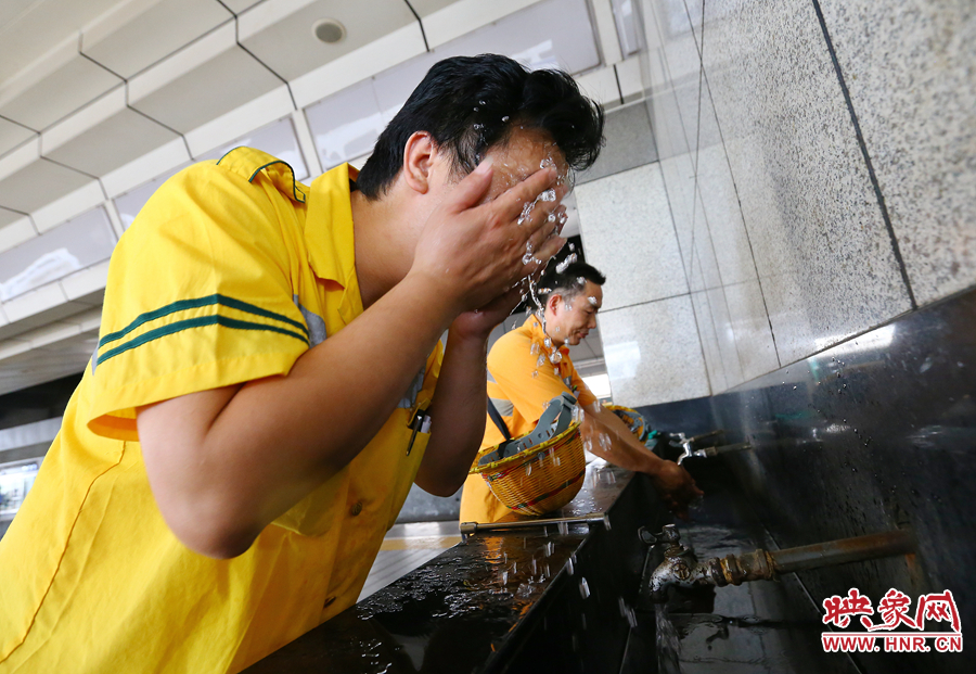 高溫下的河南表情之二:鄭州火車站上水工 高溫下的河南表情之二:鄭州火車站上水工