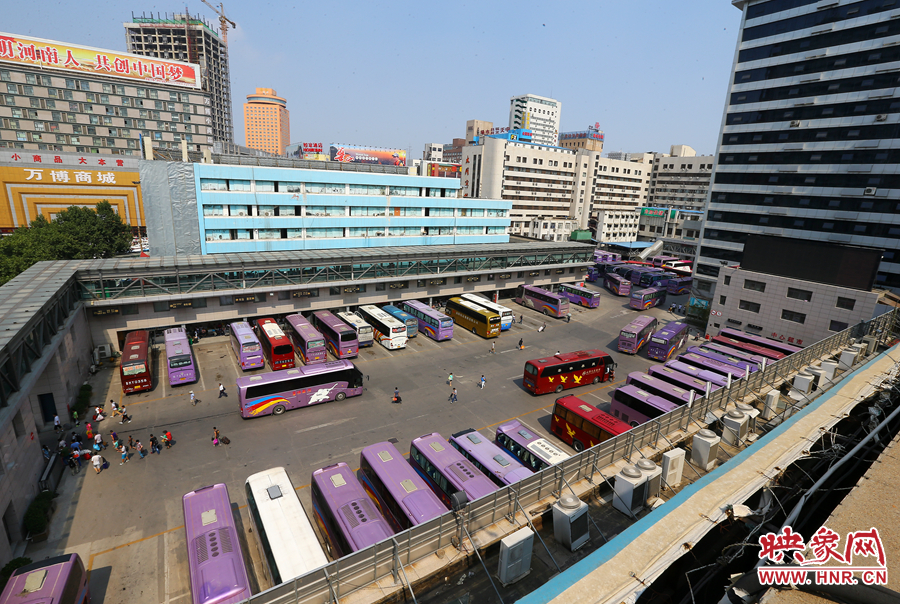 不大的停車場內(nèi)，每天都有上千輛長途車需要調(diào)度員指揮協(xié)調(diào)