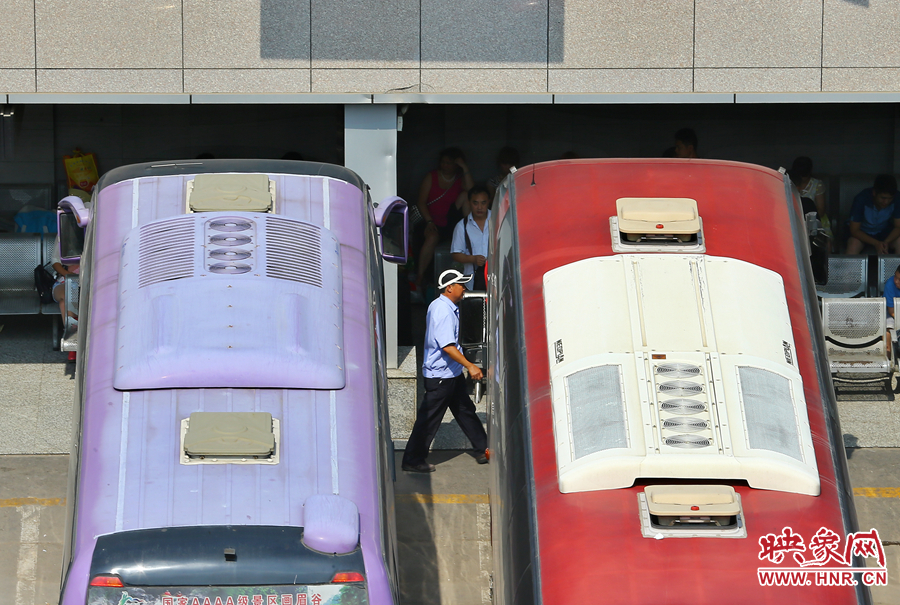 調(diào)度員的身影，在客車間不停穿梭