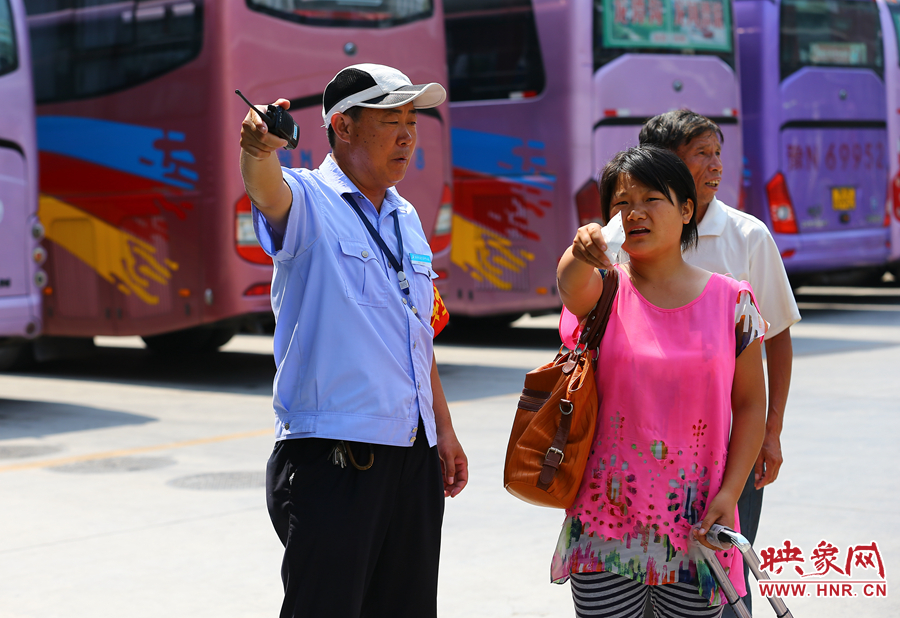 指揮調(diào)度期間，不停的有乘客咨詢乘車問題，調(diào)度員都是耐心的給他們解答