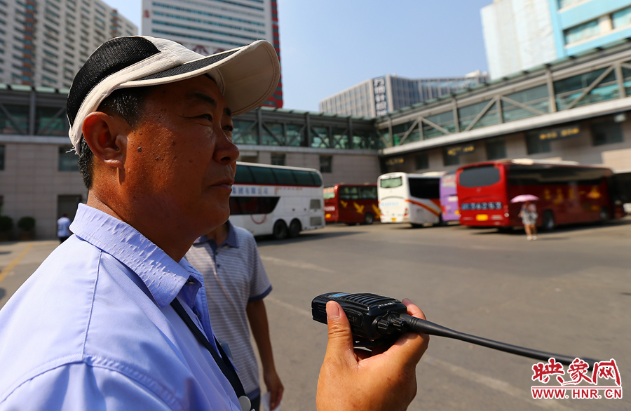 黑紅色的皮膚，是高溫戶外工作者最顯著的“標(biāo)識”