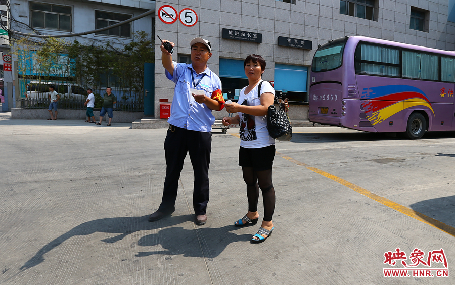 調(diào)度員不僅要保證車輛安全通暢，還肩負(fù)著疏導(dǎo)旅客的工作