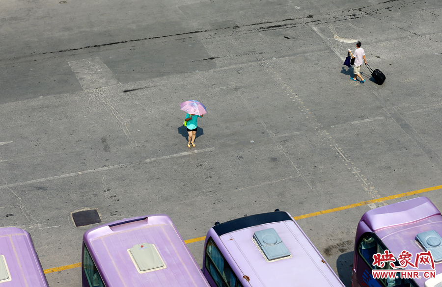 酷暑的陽光，常常曬化車站內(nèi)地面的瀝青，乘車的旅客都是匆匆而過，不愿過多停留。