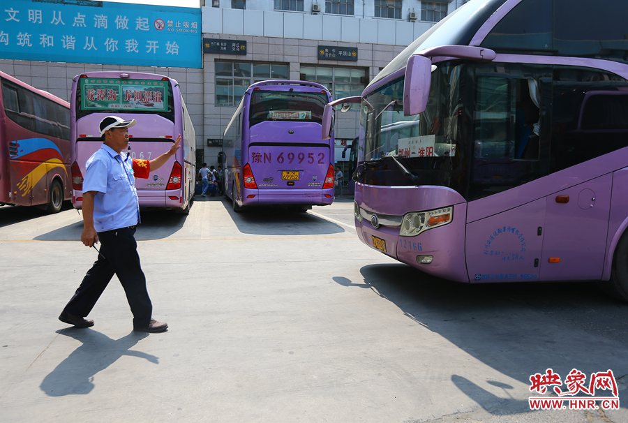 龐大的長途客車，在調(diào)度員的指揮下井井有條