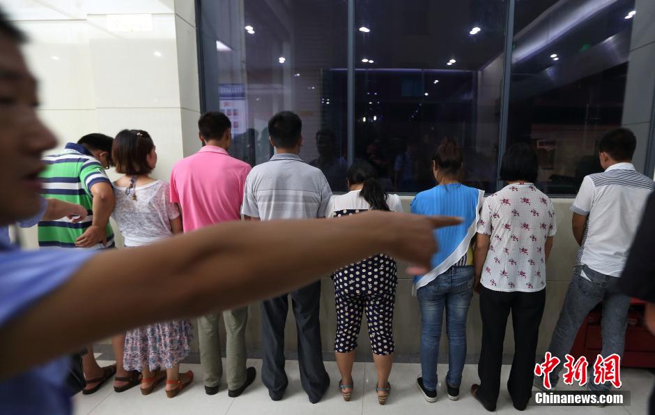 7月24日晚,南京警方將抓獲的以福建、江西、河南、湖北、黑龍江等多個外省市的涉及傳銷人員集中帶回。