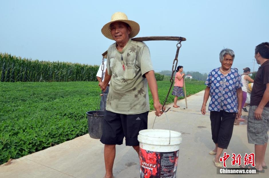 每天排隊取水，廢水循環(huán)使用已成為該村老少的生活習(xí)慣。