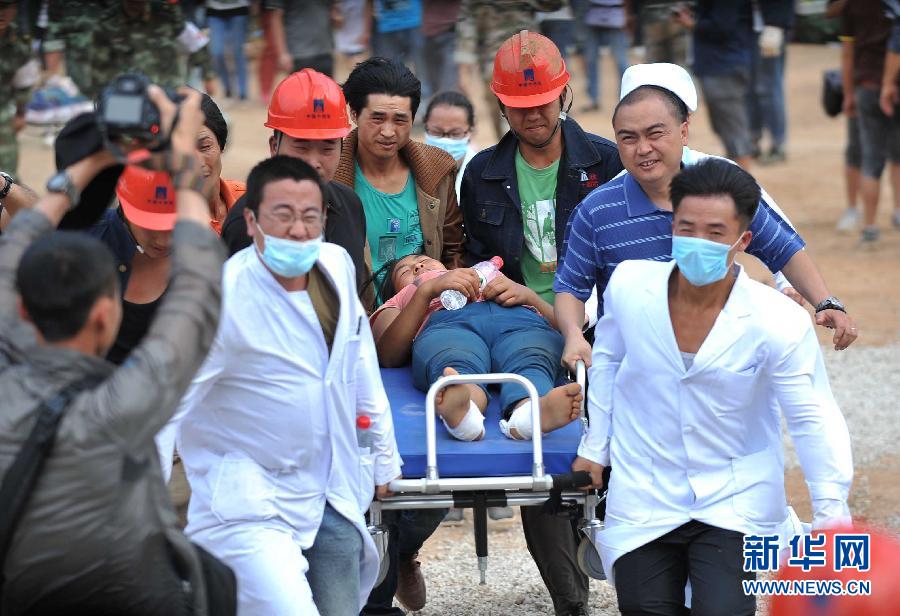 8月5日，在魯?shù)榭h龍頭山鎮(zhèn)，醫(yī)護(hù)人員準(zhǔn)備將傷員轉(zhuǎn)運(yùn)到直升機(jī)。