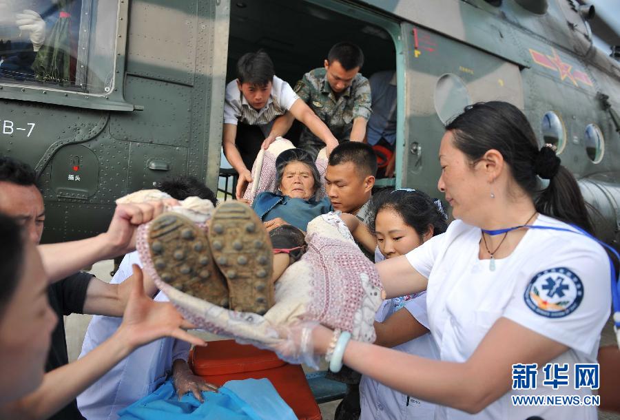 8月5日，醫(yī)護(hù)人員將一名通過(guò)直升機(jī)從震中轉(zhuǎn)運(yùn)出來(lái)的傷員運(yùn)下飛機(jī)。