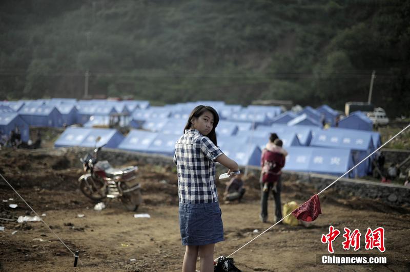 云南昭通龍頭山鎮(zhèn)受災(zāi)群眾安置點，上千災(zāi)民被安置在此，開始新的生活。