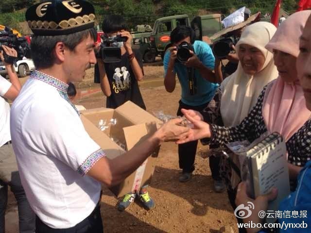 　“切糕王子”阿迪力帶著重達(dá)5噸、價(jià)值50萬(wàn)元的切糕于7日下午抵達(dá)魯?shù)榈卣鹫鹬旋堫^山鎮(zhèn)。