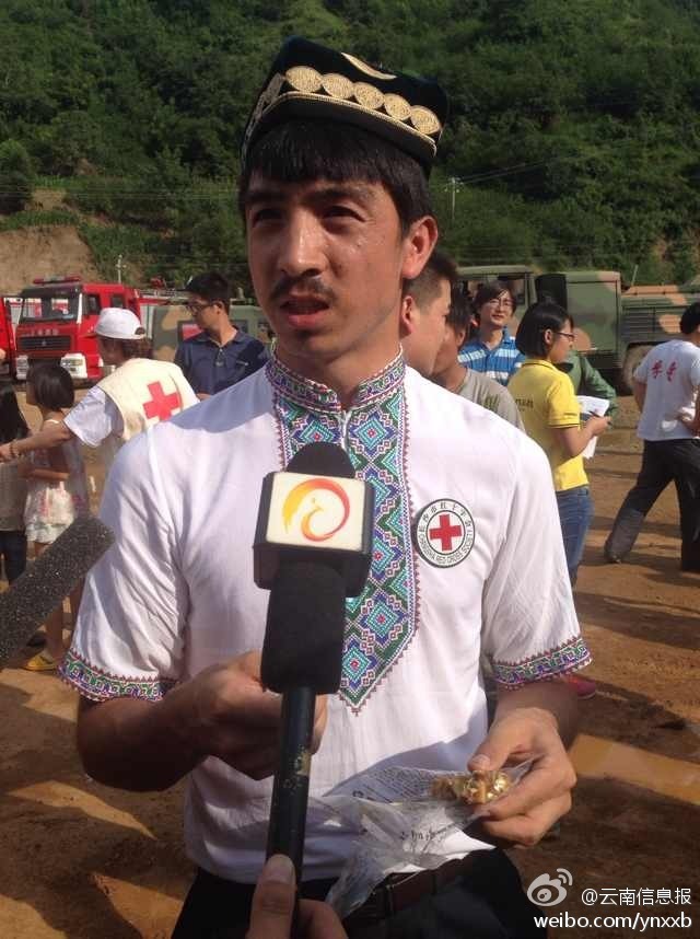 “切糕王子”阿迪力帶著他1萬(wàn)斤的切糕自長(zhǎng)沙抵達(dá)了龍頭山鎮(zhèn)。