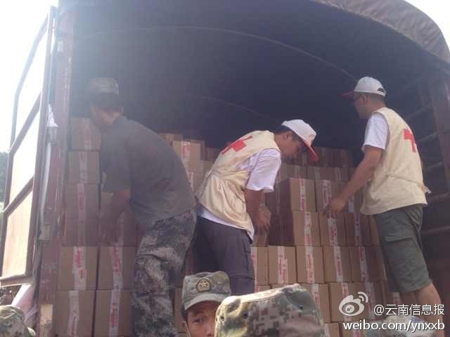 第14集團(tuán)軍官兵協(xié)助阿迪力將1100余箱切糕從貨車上卸下。