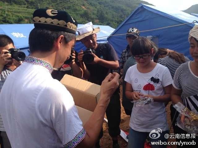 “切糕王子”阿迪力帶著重達(dá)5噸、價(jià)值50萬(wàn)元的切糕于7日下午抵達(dá)魯?shù)榈卣鹫鹬旋堫^山鎮(zhèn)。