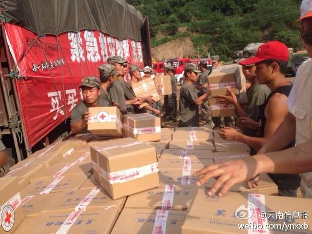 第14集團(tuán)軍官兵協(xié)助阿迪力將1100余箱切糕從貨車上卸下。