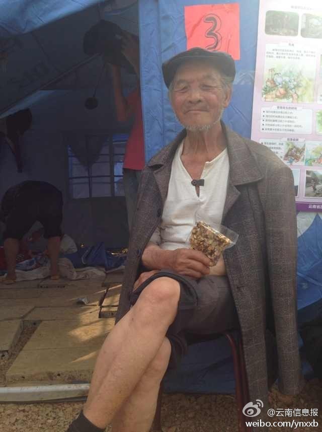 圖為收到切糕的災(zāi)區(qū)老人。