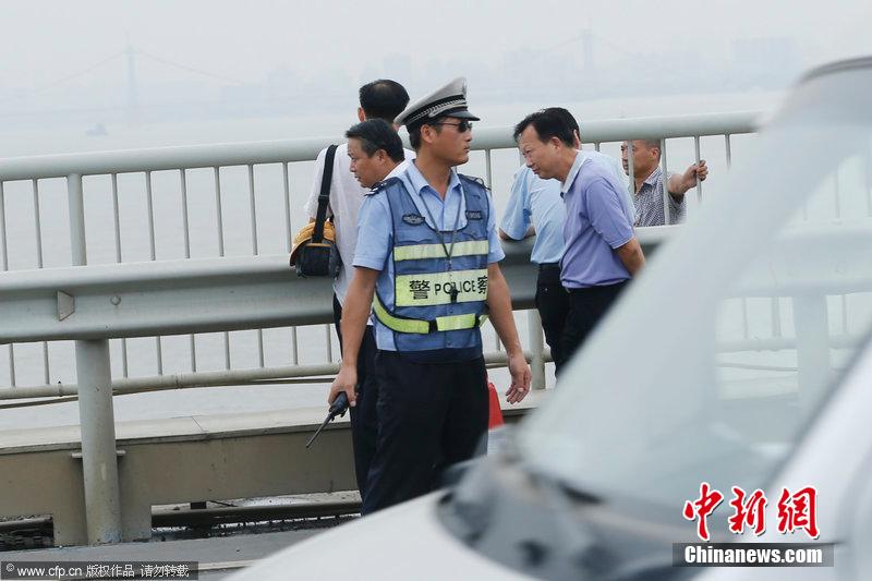 武漢長(zhǎng)途大巴遭挾持 警方5個(gè)多小時(shí)擒獲劫持者