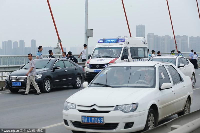武漢長(zhǎng)途大巴遭挾持 警方5個(gè)多小時(shí)擒獲劫持者
