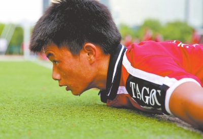 　南京天氣炎熱，地表溫度有時達(dá)到40℃以上，烈日下孩子們的衣服濕了又干、干了又濕。