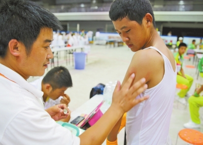 　南京天氣炎熱，地表溫度有時達(dá)到40℃以上，烈日下孩子們的衣服濕了又干、干了又濕。