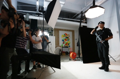 拍起大片來，特警也是一絲不茍。